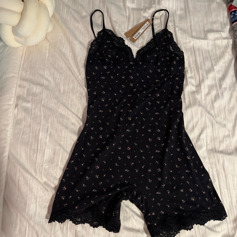 NWT Skims Fits everybody lace triangle onsie